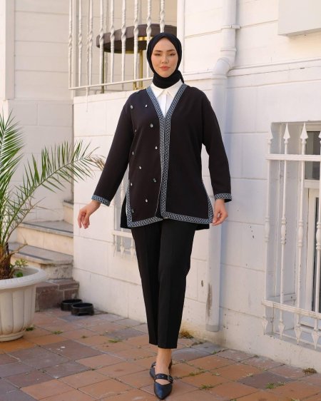 أسود